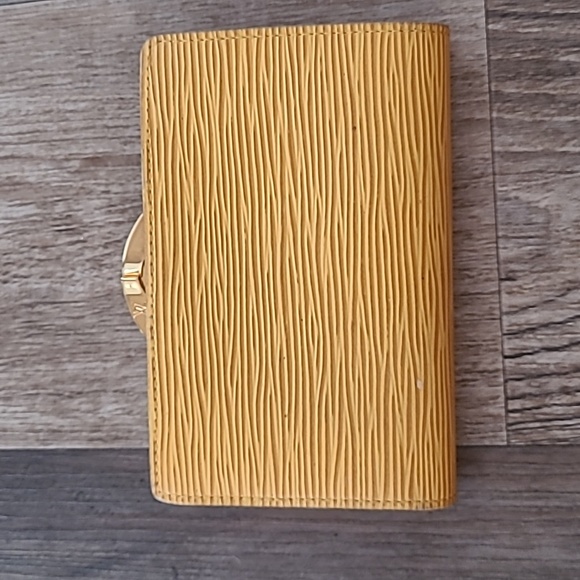 LV Epi Wallet Yellow purple MI1919 kiss lock Louis Vuitton 💛 💜 - Picture 5 of 13